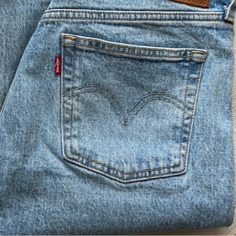 💋💋💋sold 💋💋Levi's Light Blue Denim Jeans with Red Tab Back Pocket